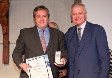 Fabin Yannone recibi un premio de la IRU