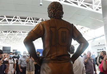 AA2000 inaugur una escultura de Maradona